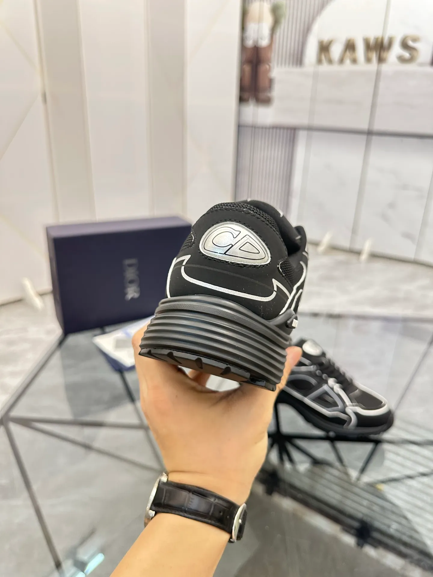 Men's shoes: 💰P400¥ Available in Guangzhou Product trademark: Dior* "Dior*" low-top casual shoes Regular size: 35-46 (can be customized to 47) Couple style Product materials: Upper imported cowhide stitched with original fabric, breathable lining, ultra-light foam original outsole. No.: 007
